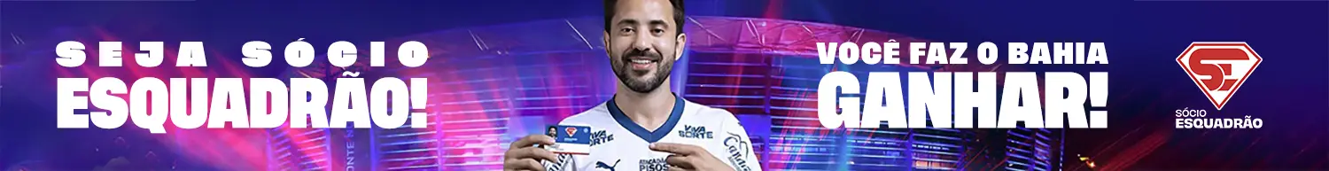 Jogador do Bahia exibindo a carteira de Sócio Esquadrão, com o texto ‘Você faz o Bahia ganhar