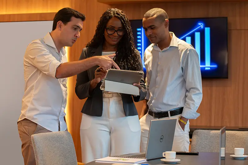 Três pessoas no escritório do Arena Office