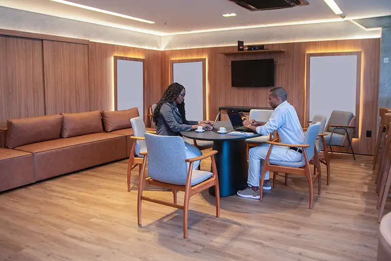 Homem e mulher no Arena Office