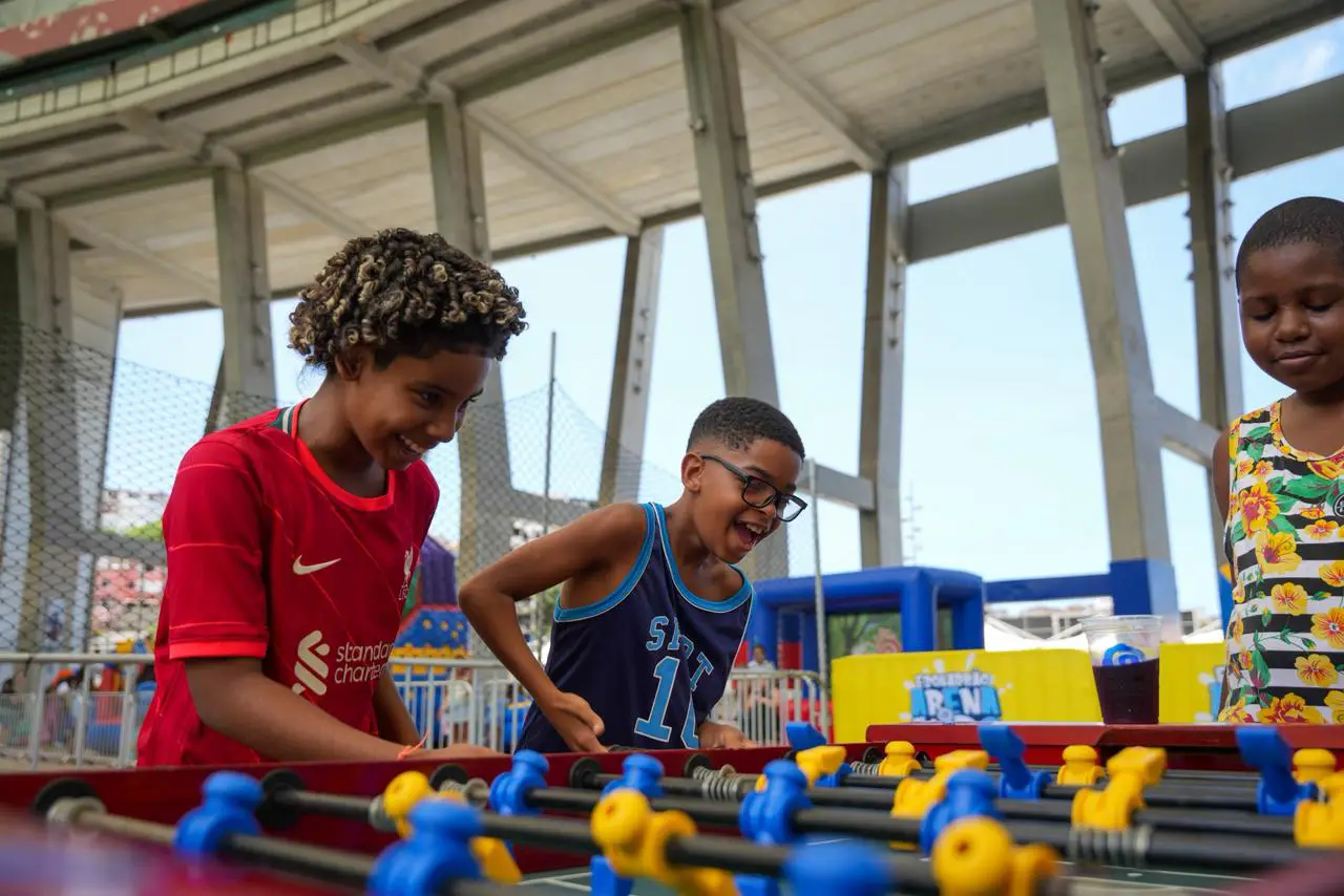 Crianças brincando e totó