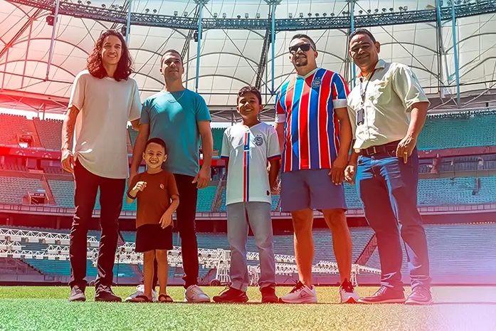 Família posa no gramado da Arena Fonte Nova durante o Tour na Fonte